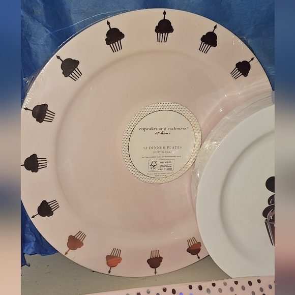 SOLD OUT Cupcakes and cashmere cupcake dinnerware - Picture 2 of 4